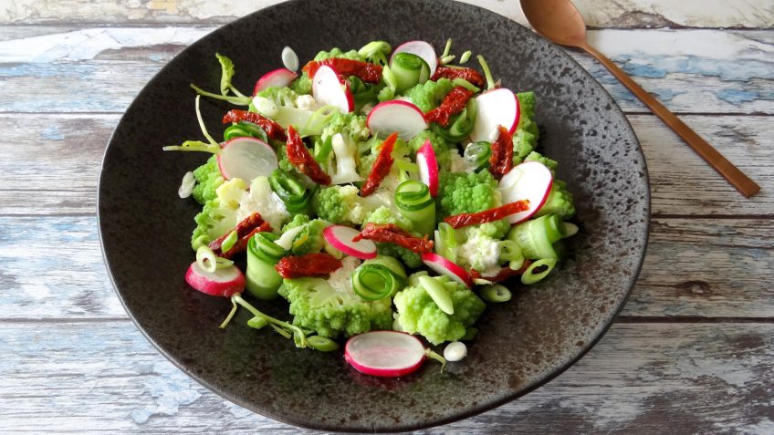 Romanesco salade met komkommer en radijsjes