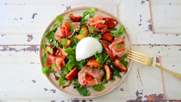 Salade met burrata, prosciutto en wilde nectarines