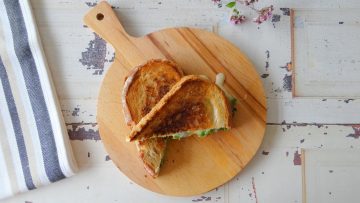 Tosti met groene aspergetips en Taleggio kaas