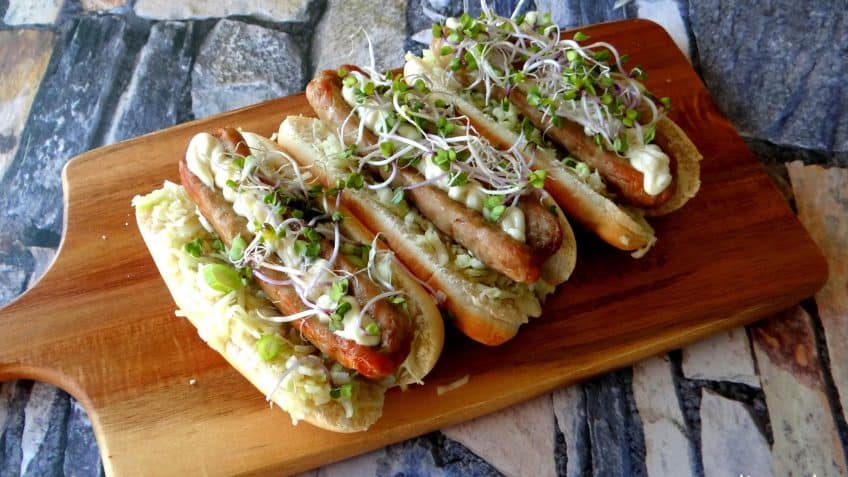 Hotdog van verse worst met wasabi