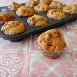 Muffins met appel, rozijnen, walnoten en chaikruiden