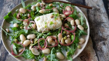 Salade met Griekse boontjes mix en gebakken feta