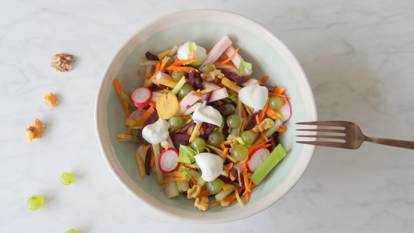 Salade met gerookte kip, gekleurde wortel en druiven