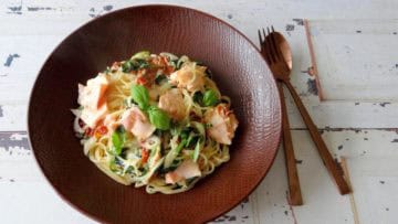 Spaghetti met zalm, spinazie en roomsaus