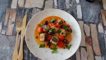 Mediterraan paling stoofpotje met tomaten en olijven