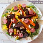 Salade met geroosterde biet, wortel en saucijzen