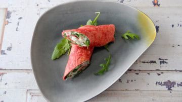 Bieten tortilla wrap met heksenkaas en gerookte forel