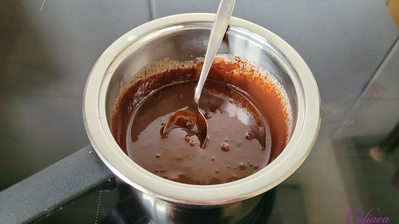 Chocolade pindakaastoetje in een glaasje