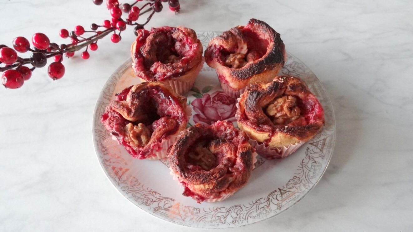 Cranberry sticky buns gemaakt van croissantdeeg