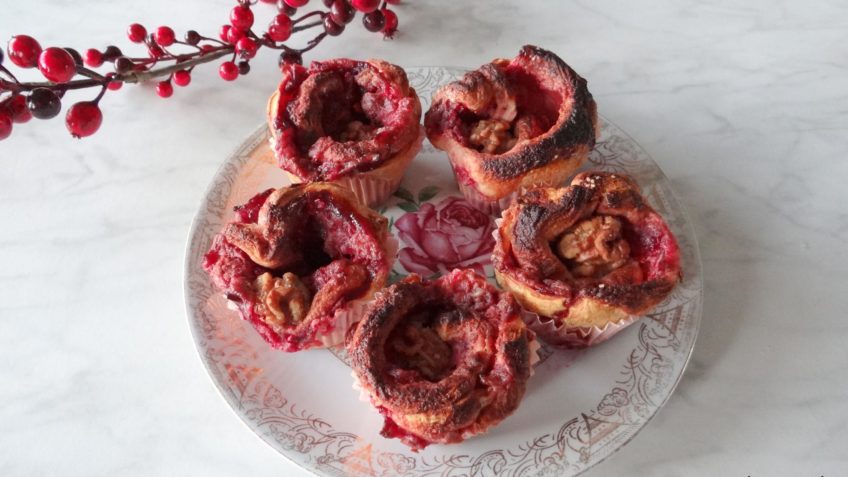 Cranberry sticky buns gemaakt van croissantdeeg