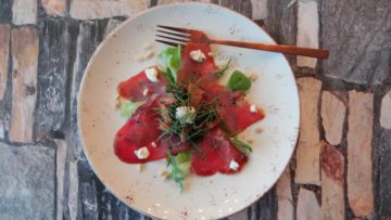 Gerookte tonijnsalade met grapefruit en olijven