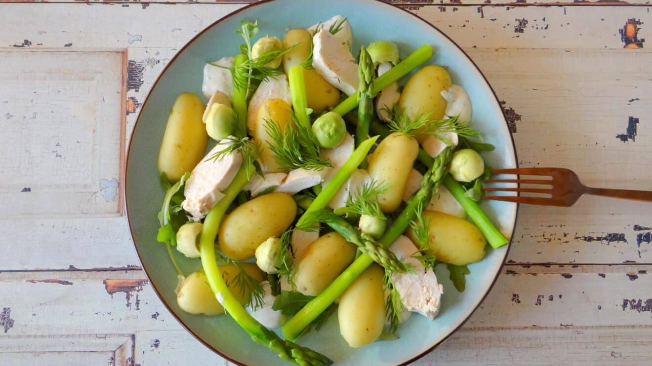 Salade van kip, groene asperges, krieltjes en dille