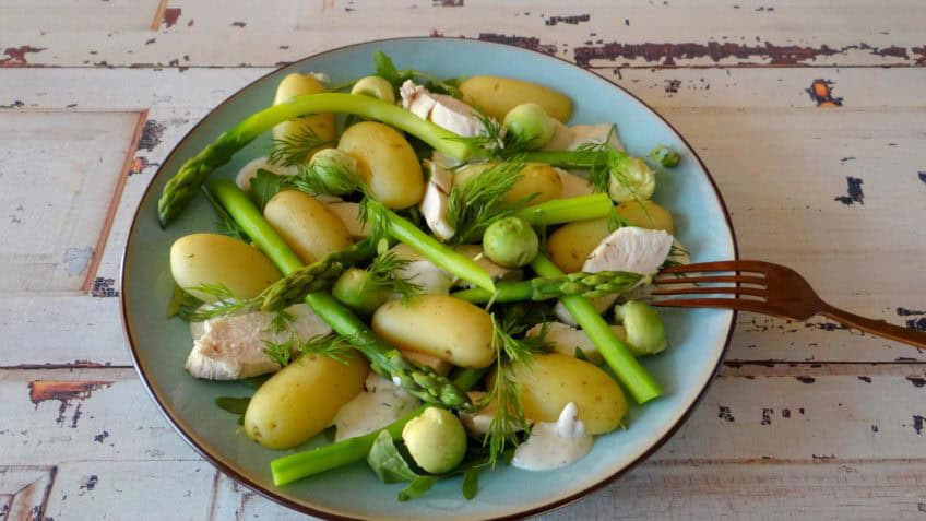 Salade van kip, groene asperges, krieltjes en dille