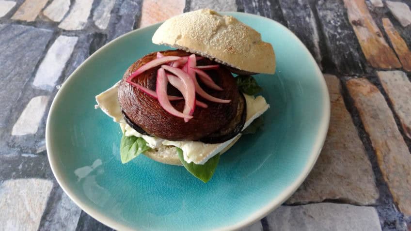 Burger van portobello, aubergine, brie en rode ui