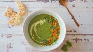 Groene currysoep met boerenkool, broccoli en prei