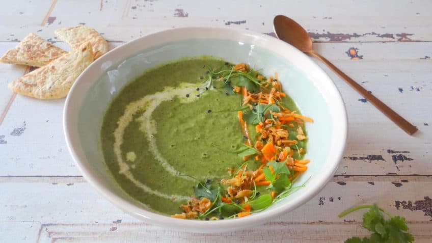 Groene currysoep met boerenkool, broccoli en prei