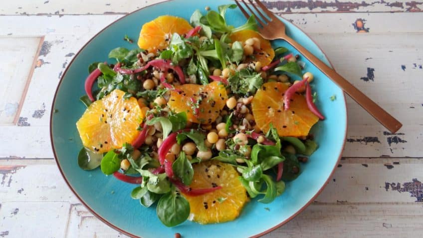 Salade met Mediterrane boontjes mix en bloedsinaasappel