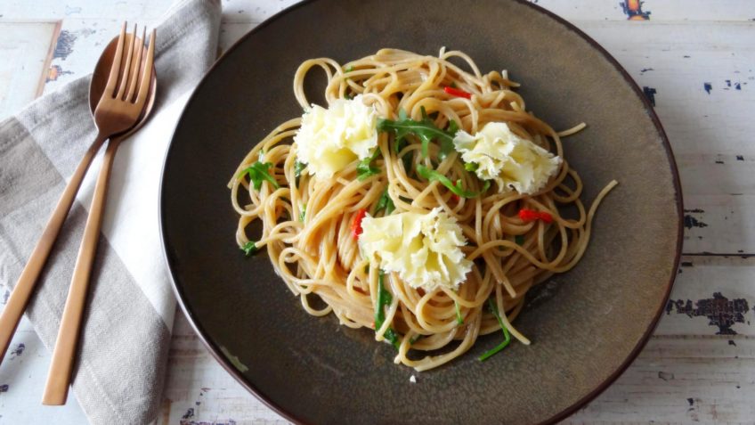 Spaghetti met gepofte knoflook en Tête de Moine