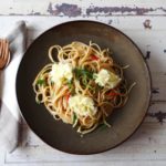 Spaghetti met gepofte knoflook en Tête de Moine