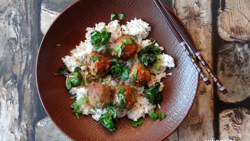 Aziatische gehaktballetjes met rijst en flower sprouts