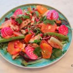 Lauwwarme salade met kippendijen, bietjes, linzen en bloedsinaasappel