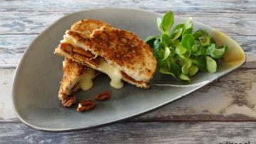 Tosti Camembert met dadels en pecannoten