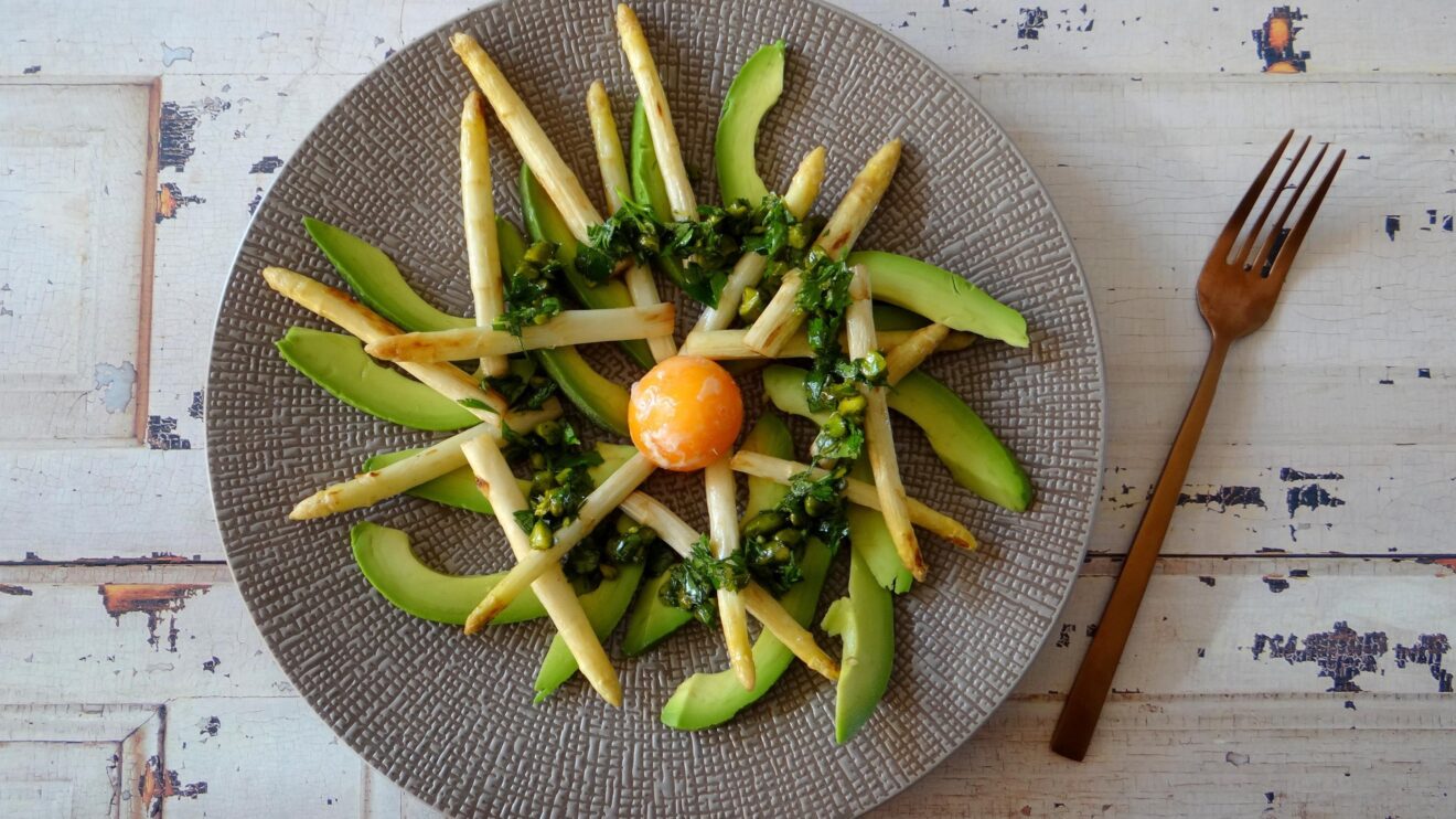 Asperge, avocado salade met pistache gremolata