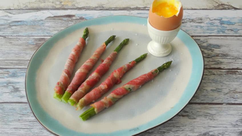 Aspergesoldaatjes met zachtgekookt ei