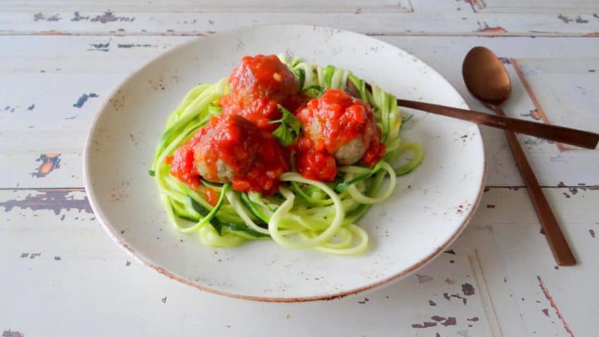 Courgetti met gehaktballen in tomatensaus