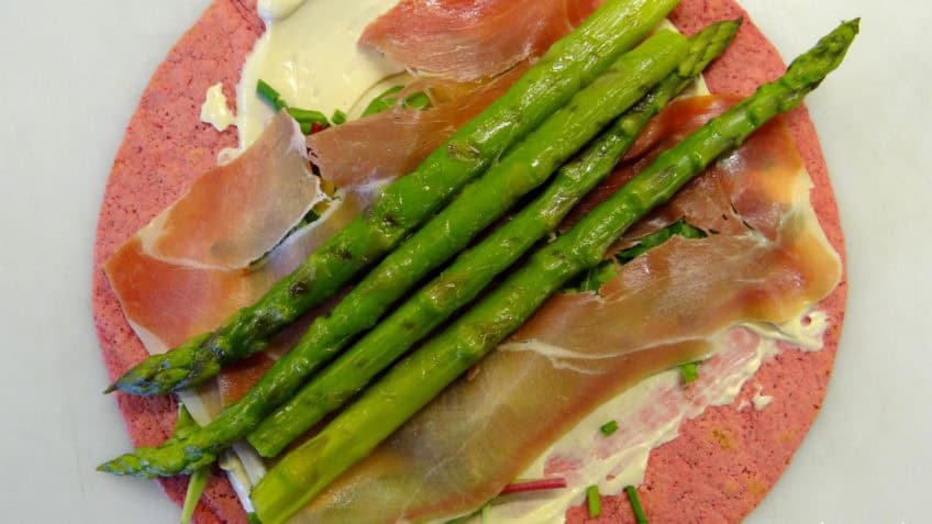 Rode biet wraps met groene asperges en Prosciutto