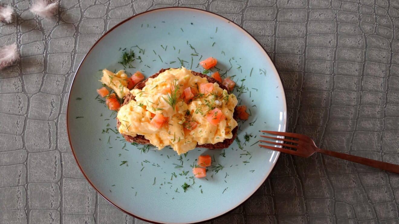 Scrambled egg van ganzenei met gerookte zalm en dille