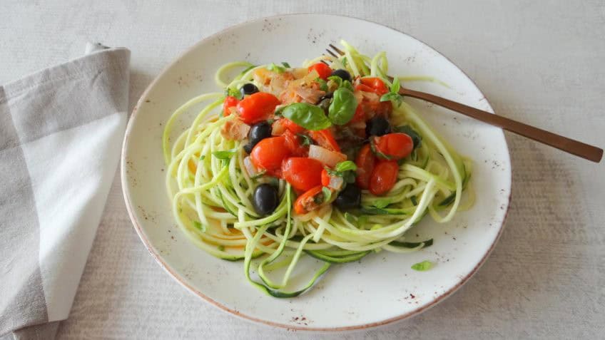 Courgetti met Puttanesca saus en tonijn