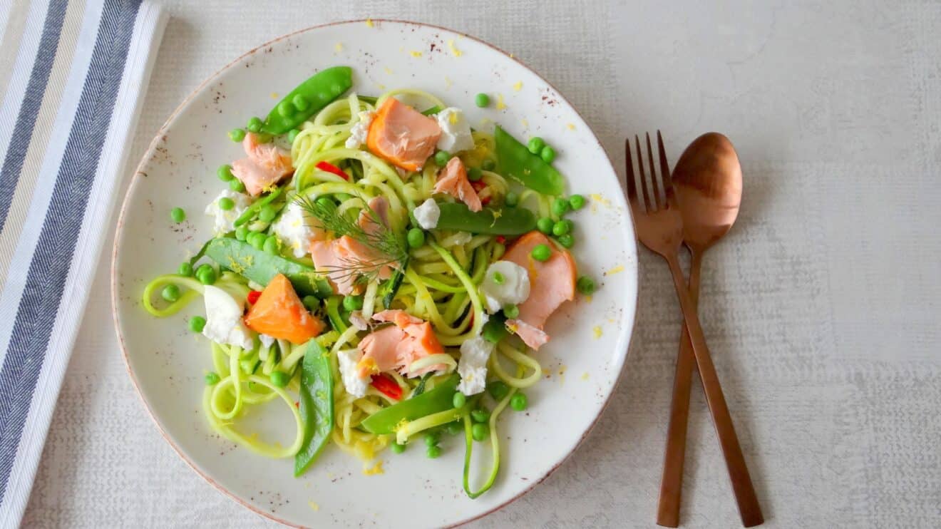 Courgetti met zalm, peultjes, erwten en ricotta