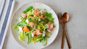 Courgetti met zalm, peultjes, erwten en ricotta