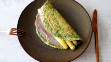 Kruiden omelet met ham en witte asperges