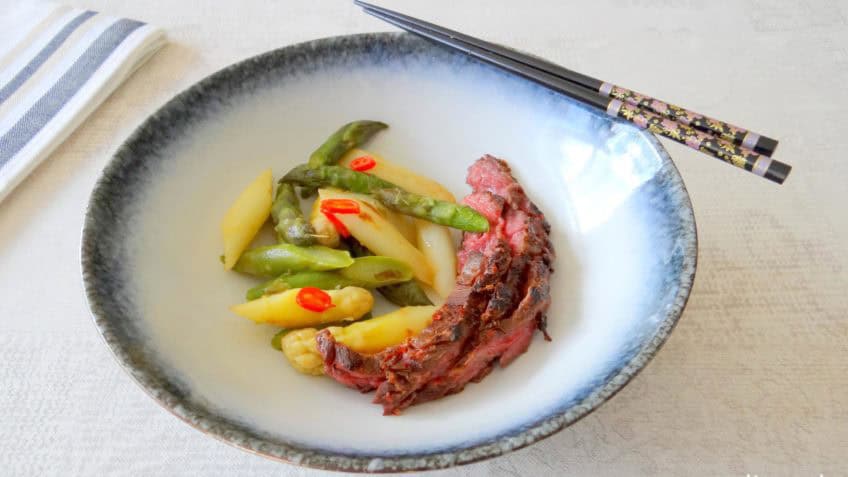 Miso bavette met roergebakken asperges