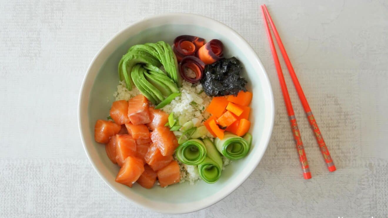 Poke bowl van bloemkoolrijst met zalm