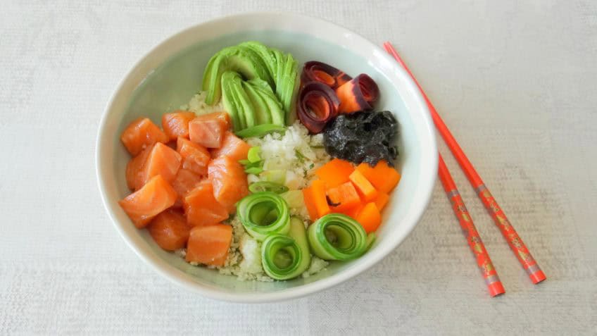 Poke bowl van bloemkoolrijst met zalm