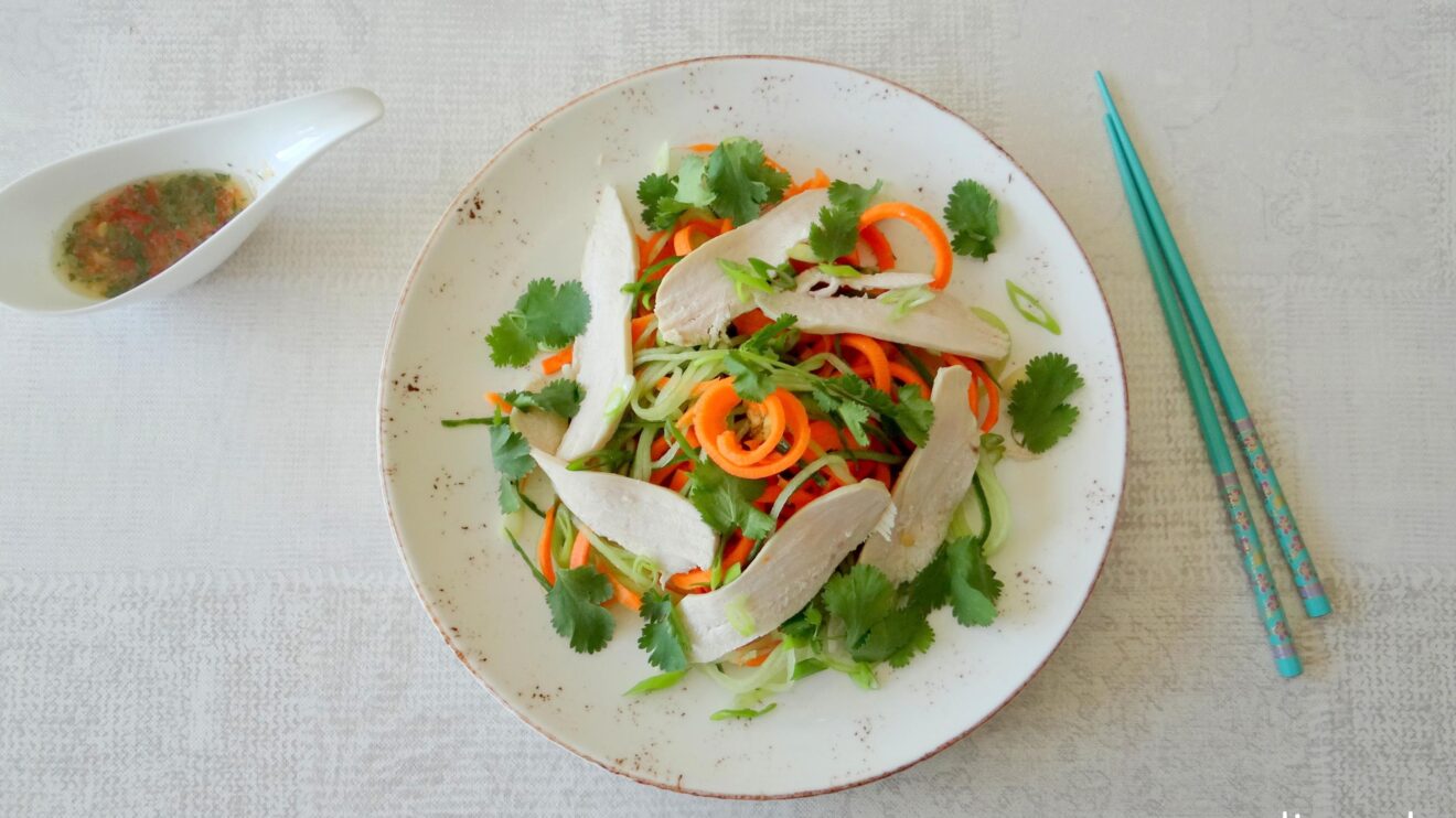 Thaise kipsalade met groentenoedels