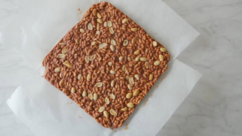 Chocolade gepofte rijstrepen met pindakaas