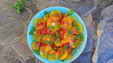 Citrus salade met granaatappel, rode ui en munt