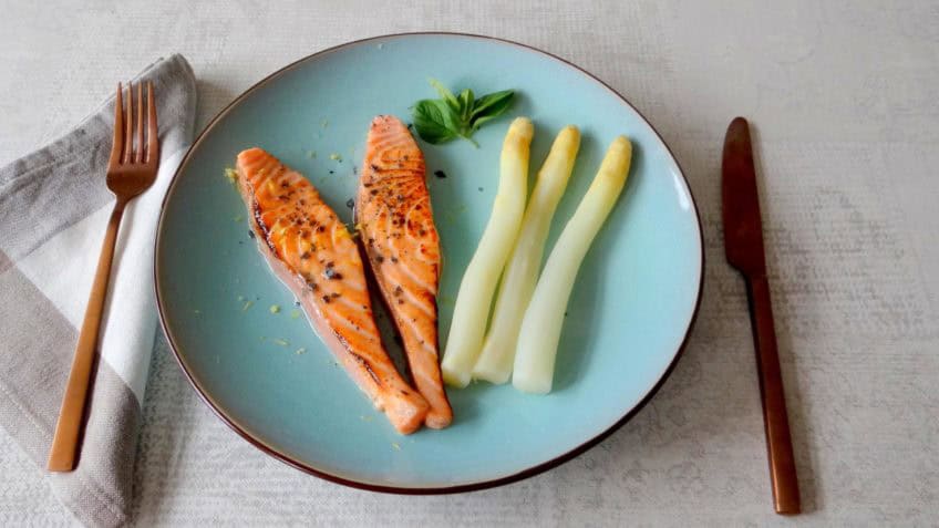 Gebrande zalmfilet met asperges