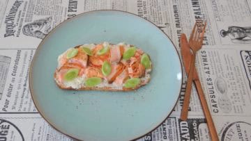 Toast met verse roomkaas, zalm en pre-harvest knoflook