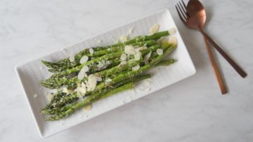 Geroosterde groene asperges met nagelkaas