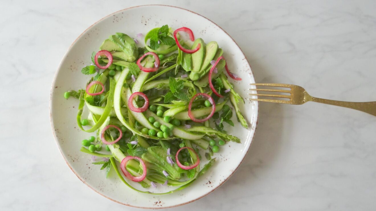 Groene aspergelinten salade met erwten en munt