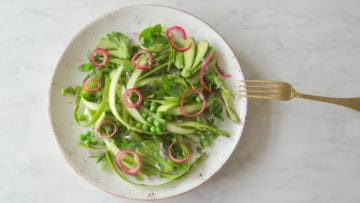 Groene aspergelinten salade met erwten en munt