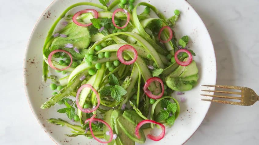 Groene aspergelinten salade met erwten en munt