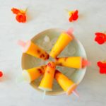 Mango-ijsjes met frambozen
