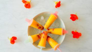 Mango-ijsjes met frambozen