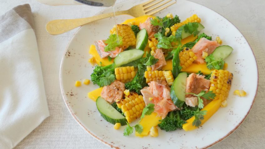 Salade met zalm, maïs, bimi en mango